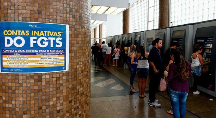 Terceira fase dos saques do FGTS começou nesta sexta-feira, 12, e beneficia os nascidos em junho, julho e agosto (Foto: Miguel Schincariol | AFP)