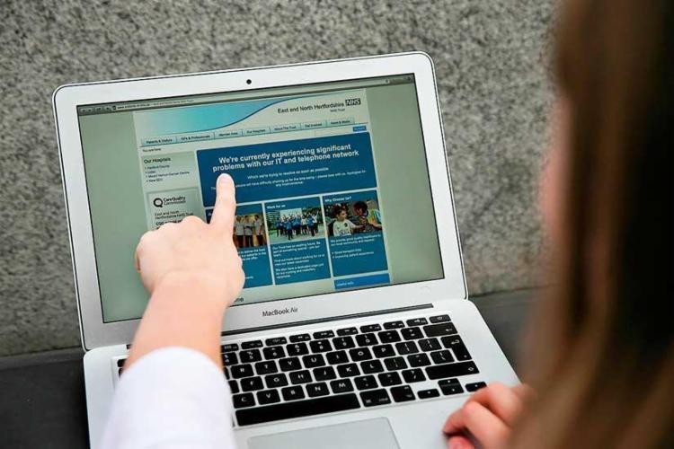Informações iniciais indicam que o ataque explora uma vulnerabilidade do Windows (Foto: Daniel Leal Olivas | AFP)