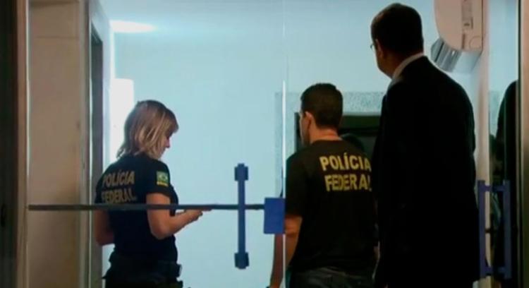 Policiais federais fazem buscas em imóvel de Aécio Neves (Foto: Reprodução | TV Globo)