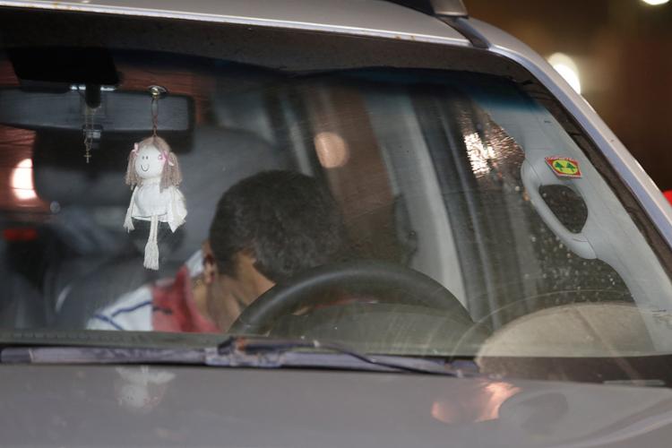 O empresário não teve qualquer chance de defesa: assassinos pararam ao lado dele em uma moto e atiraram (Foto: Mila Cordeiro l Ag. A TARDE)
