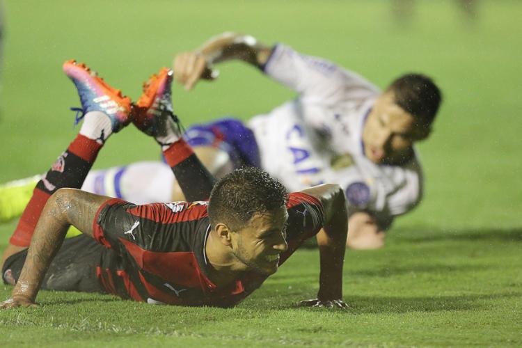 Tricolor de Tiago luta para tirar desvantagem contra o Rubro-Negro de Cleiton Xavier (Foto: Raul Spinassé l Ag. A TARDE)