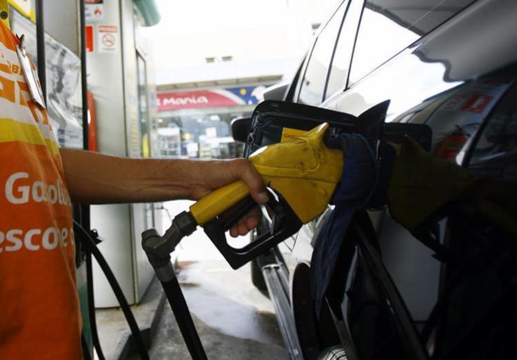 O custo da gasolina para o consumidor final pode cair 2,4%, ou R$ 0,09 por litro, em média (Foto: Joá Souza | Ag. A TARDE)