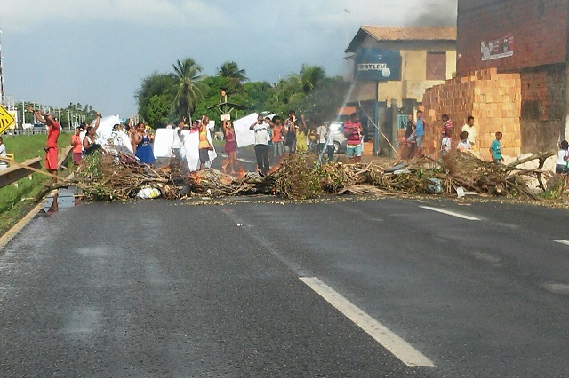 Os moradores interditaram a via queimando pneus e podas de árvore (Foto: Saadia Souza)