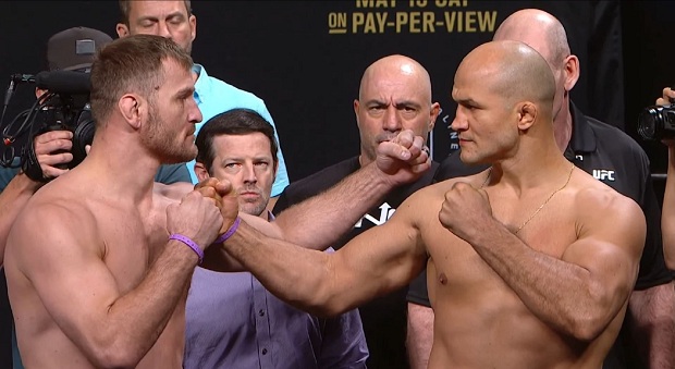 Sisudos, Miocic e Cigano fazem tradicional encarada após a pesagem (Foto: Reprodução)