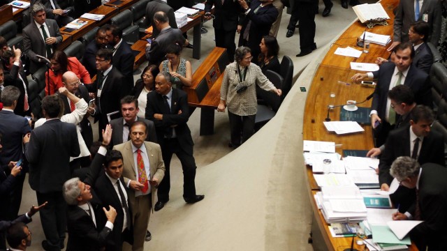 O deputado Alessandro Molon pede ao presidente da Câmara, Rodrigo Maia, para não encerra a sessão (Foto: Givaldo Barbosa / Agência O Globo)