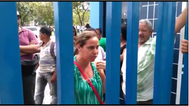 Em seu desabafo, a moradora reclamou a falta de segurança, a falta de iluminação nas praças onde os postes de luz estão escondidos atrás dos galhos das árvores que não são podadas - mesmo a prefeitura tendo contrato para isso - e a dificuldade dela em marcar um exame para sua filha
