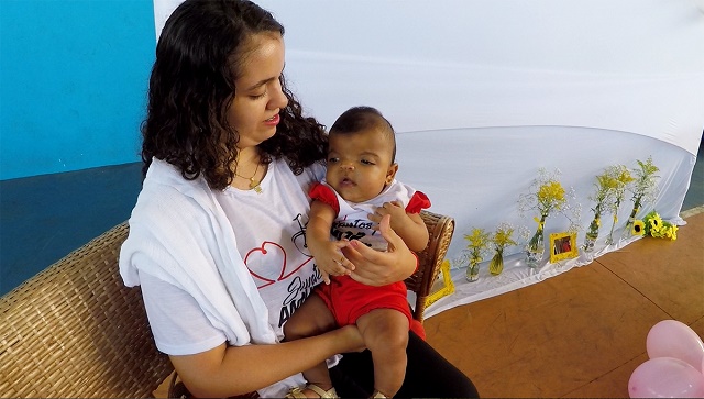 Sophia, de apenas cinco meses, precisa realizar uma delicada cirurgia no crânio que custa cerca de 60 mil reais e precisa acontecer até o mês de julho