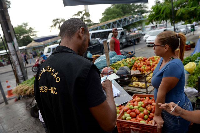 Cerca de 300 ambulantes devem ser removidos do centro de Camaçari (Foto: Angelo Pontes)