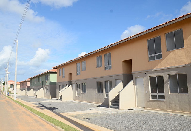 Com as obras concluídas desde o final de 2016, 1.027 unidades habitacionais ainda não foram entregues no município: 586 unidades do Residencial Sítio Verde (Foto) e 441 do Residencial Sítio Horizonte, ambos situados no bairro Verdes Horizontes, por que cargas d'águas não se sabe