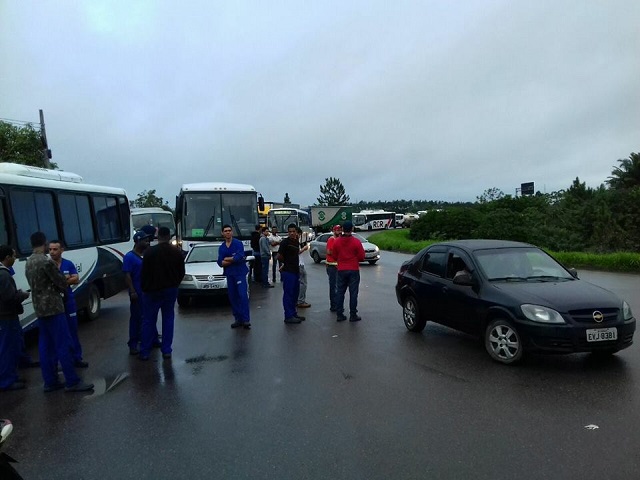 Trabalhadores fecharam os acessos ao Polo Industrial de Camaçari nas primeiras horas desta sexta-feira (Foto: Bispo da Cultura)
