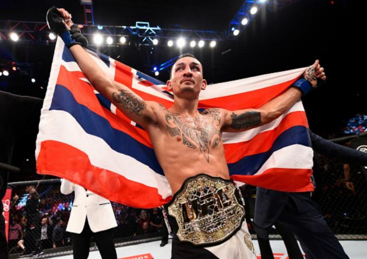 'Abençoado' exibe o cinturão dos penas (Foto: Divulgação | UFC)