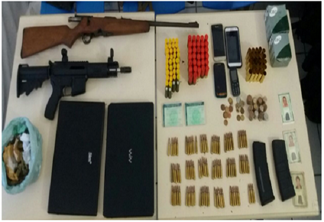 Foram encontrados um fuzil calibre 556, um rifle calibre 556, além de outros equipamentos e objetos (Foto: Polícia Militar/Divulgação)