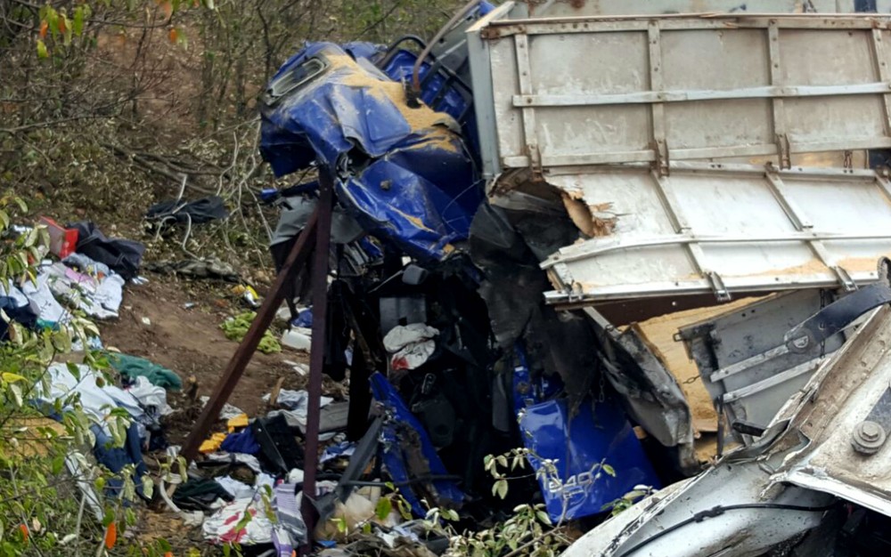 Cabine de caminhão ficou destruída após acidente na BR-242, na altura de Seabra (Foto: Guilherme Maciel/ Blog do Braga)