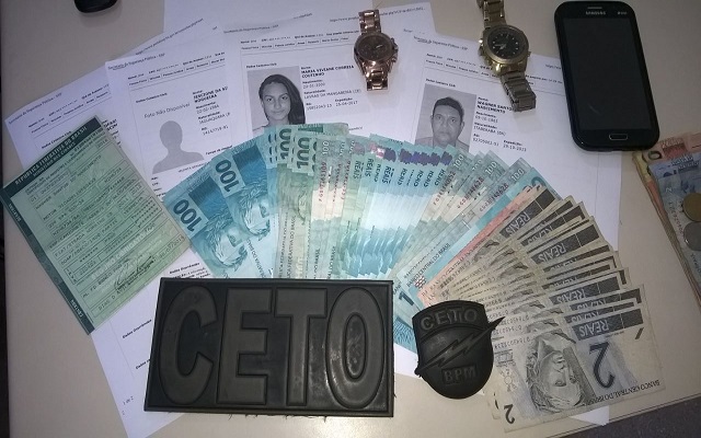 Os falsários foram denunciados na manhã de ontem (21), pelos próprios comerciantes, que perceberam o golpe