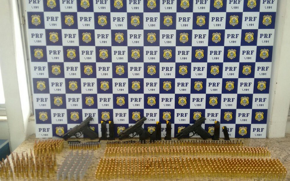Casal é preso com quase mil munições, na BR-116, na Bahia (Foto: Divulgação/ PRF)