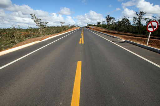 Com extensão total de 22 quilômetros, quem trafegar pela Via Atlântica agora tem muito mais conforto e tranquilidade, porque, além da nova pavimentação em 19 quilômetros, um trecho de 2,8 quilômetros foi duplicado (Foto: Manu Dias/GOVBA) Com extensão total de 22 quilômetros, quem trafegar pela Via Atlântica agora tem muito mais conforto e tranquilidade, porque, além da nova pavimentação em 19 quilômetros, um trecho de 2,8 quilômetros foi duplicado (Foto: Manu Dias/GOVBA)