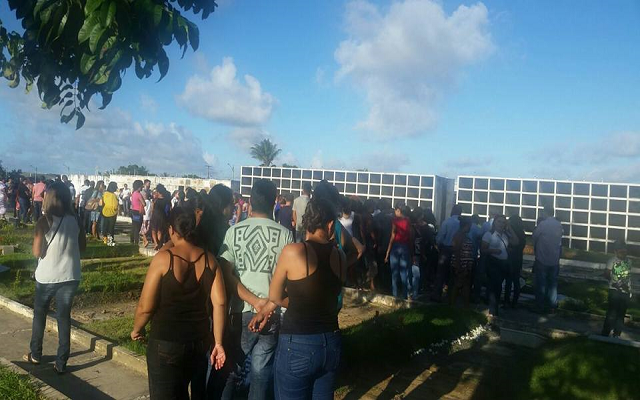 Sepultamento foi marcado por comoção da família e amigos