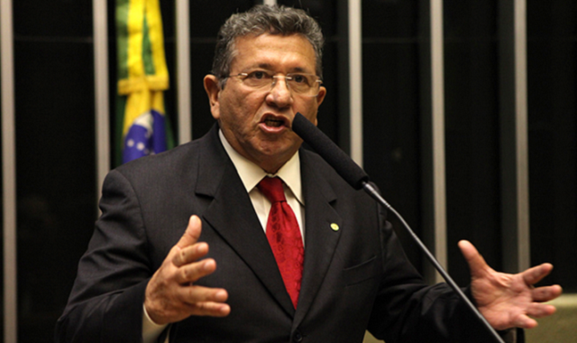 Em sua defesa, Caetano argumenta que no ano seguinte, em 2011, o Tribunal de Contas dos Municípios (TCM) emitiu parecer apontado que as condutas denunciadas pelo MP 'encontravam-se em conformidade com a legislação'