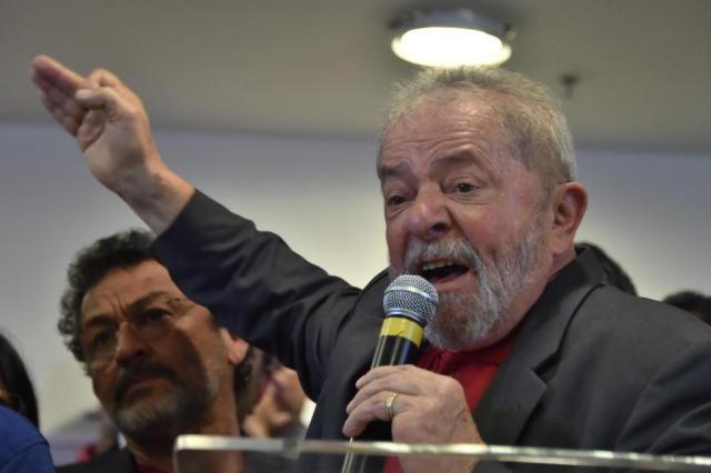 O ex-presidente e seus advogados disseram que vão recorrer em todas as instâncias e irão questionar a sentença do juiz Moro no Conselho Nacional de Justiça (Foto: Nelson Almeida/AFP)