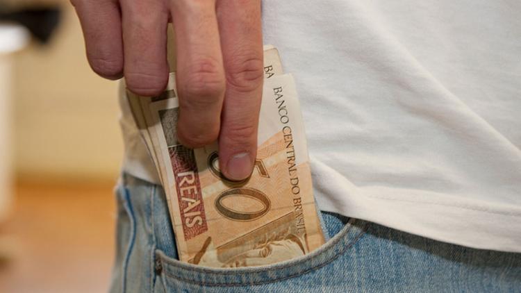 O salário mínimo passará de R$ 937 para R$ 979 em 2018 (Foto: Marcos Santos/USP Imagens | Fotos Públicas)