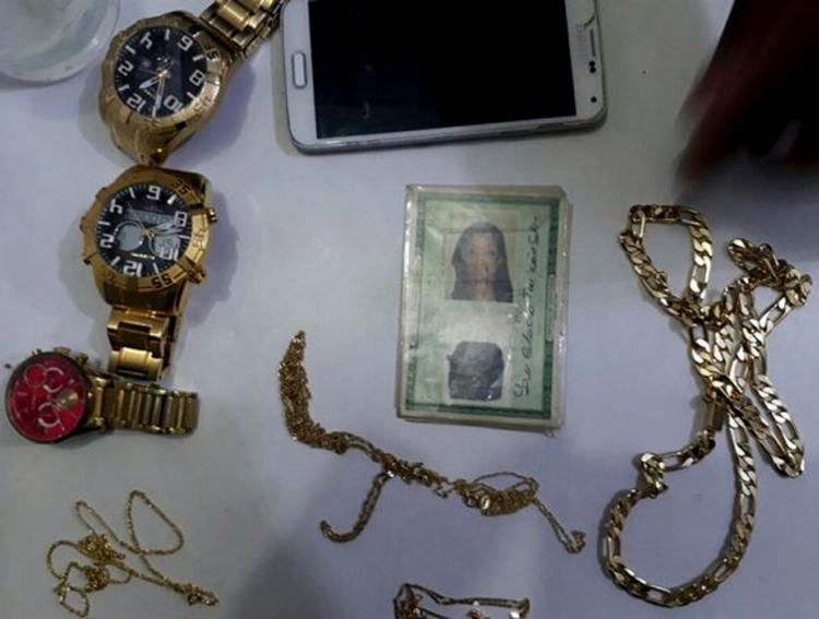Com Lucila, foram apreendidos relógios, correntes e um celular (Foto: Divulgação l Polícia Militar)