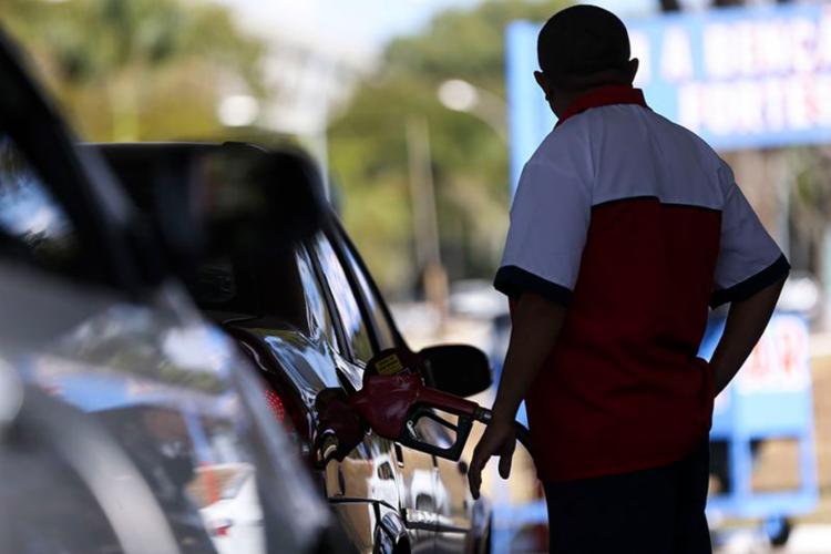 Consumidores de carros flex esperam que redução do tributo chegue logo às bombas nos postos (Foto: Marcelo Camargo l Agência Brasil)
