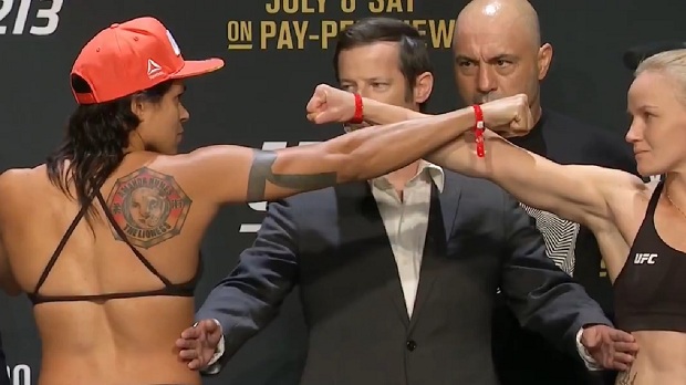 Amanda e Valentina fazem encarada antes do UFC 213 (Foto: Reprodução)