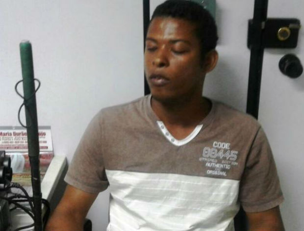Depois de esfaquear a mulher no pescoço ele tentou degolar a vítima