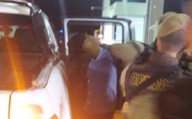 Bandido se rende após perseguição que terminou no pedágio da Parafuso (Foto: Divulgação/SSP)