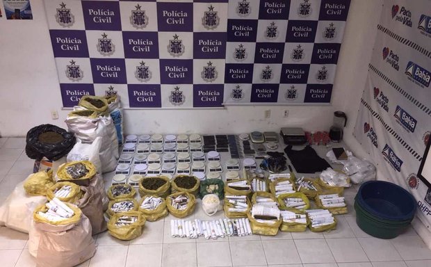 Material foi apreendido pela polícia dentro de casa no bairro da Engomadeira (Foto: Divulgação/Polícia Civil)