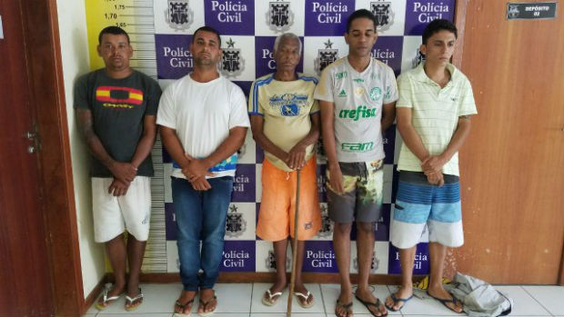 Tomaz ao centro, com o bengala nas mãos (Foto: Aldo Matos/ Acorda Cidade)