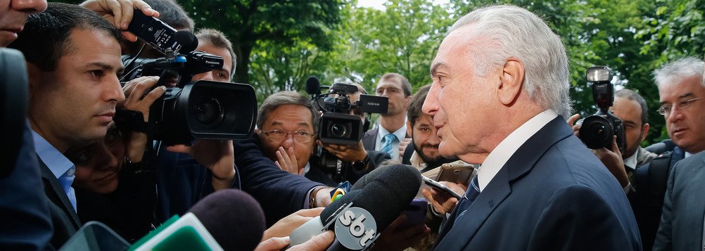 Questionado sobre se a crise política não atrapalharia, ele negou com um gesto movendo o dedo indicador