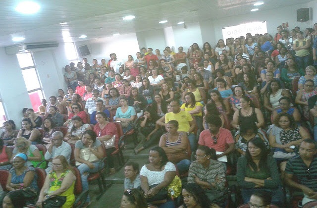 Professores e professoras participaram de assembleia nesta terça-feira