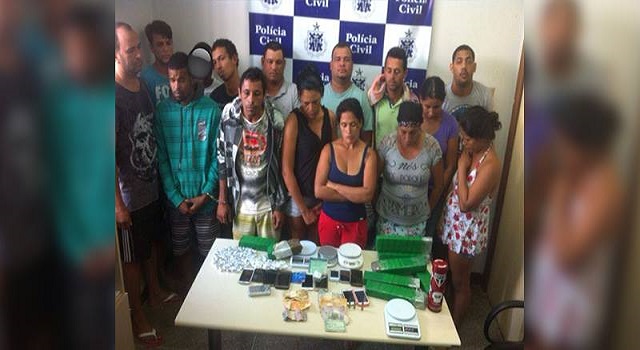 Os presos integram uma organização criminosa que estava sendo investigada há mais de dez meses e a quadrilha é responsável por mais de 20 homicídios, todos de traficantes rivais ou usuários com dívidas de drogas