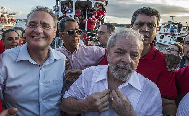 O encontro de Lula com Renan Calheiros (PMDB), em Maceió (AL), durante a caravana pelo Nordeste, reacende, com força, a discussão sobre a conveniência de reaproximação com setores conservadores (Foto: Marlene Bergamo/Folhapress)