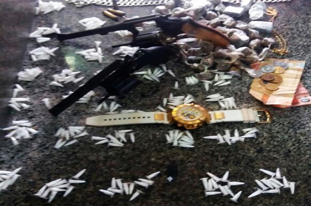 Policiais encontraram cocaína, maconha, revólveres, relógio e R$ 62,50 com os homens (Foto: Divulgação | PM)