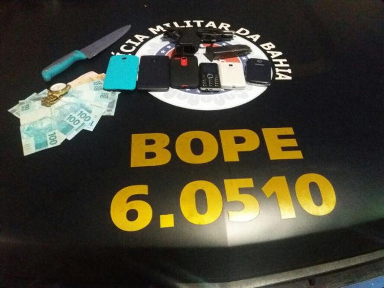 A polícia apreendeu com os suspeitos celulares, faca e dinheiro (Foto: Divulgação | SSP-BA)