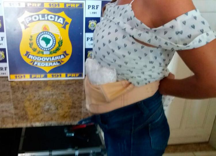 Ela viajava com uma filha menor e pretendia levar a droga para Ilhéus (Foto: Divulgação | PRF)