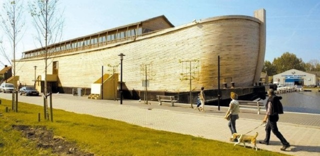 A arca, construída pelo holandês Johan Huibers, pode atracar no rio Tâmisa em 2012 (Foto: Rob Keeris/AP)