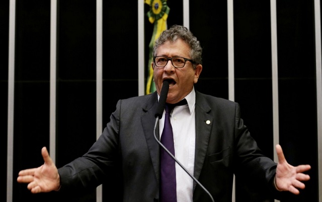 Num discurso inflamado, Caetano disse que votava contra o relatório, e que o governo é uma 'quadrilha instalada no congresso Nacional'