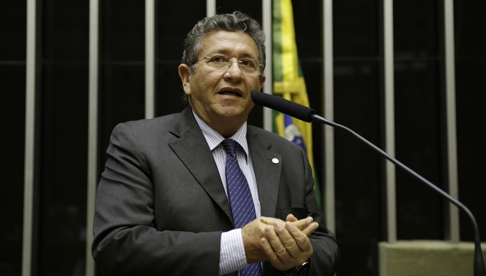 Caetano lembrou, ainda, que uma das únicas coisas que o prefeito se preocupou em estabelecer de imediato foi a cobrança da taxa de condomínio, o que acabou fazendo sem o mínimo critério, prejudicando os feirantes de menor poder aquisitivo Caetano lembrou, ainda, que uma das únicas coisas que o prefeito se preocupou em estabelecer de imediato foi a cobrança da taxa de condomínio, o que acabou fazendo sem o mínimo critério, prejudicando os feirantes de menor poder aquisitivo
