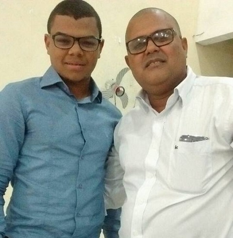 Cleilton Sliva - camisa branca; na companhia de seu filho, Henrique Nunes Silva Cleilton Sliva - camisa branca; na companhia de seu filho, Henrique Nunes Silva