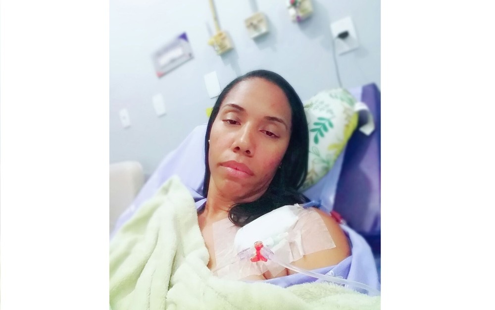 Jovem está internada em hospital particular de Salvador para tratar bactéria (Foto: Arquivo Pessoal/ Daniela Costa)
