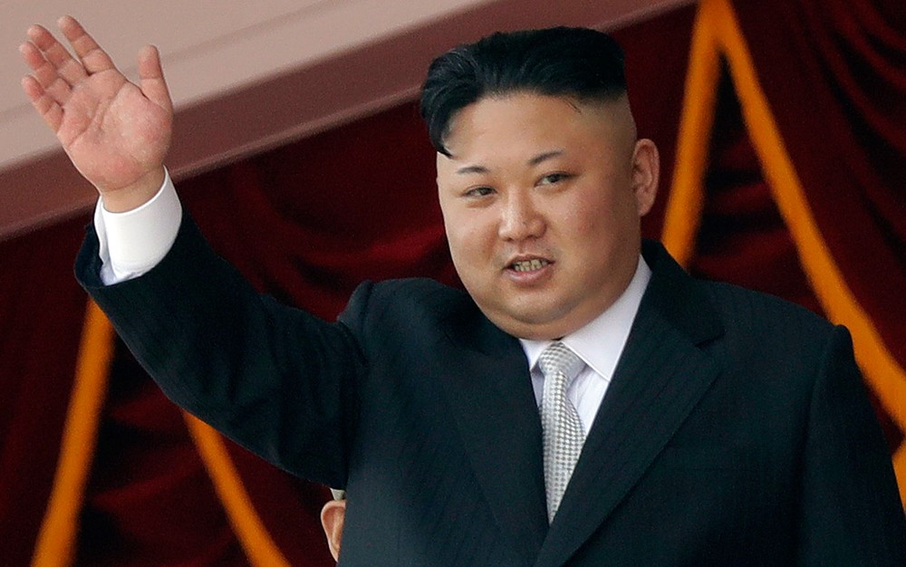 O líder norte-coreano Kim Jong Un acena durante as celebrações do 105º aniversário de seu avô, Kim II Sung, em 15 de abril (Foto: AP Photo/Wong Maye-E)
