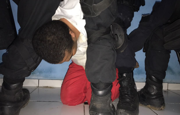 Enildo de Jesus é detido por PMs; ele responderá por cárcere privado e lesão corporal (Foto: SSP/Divulgação)