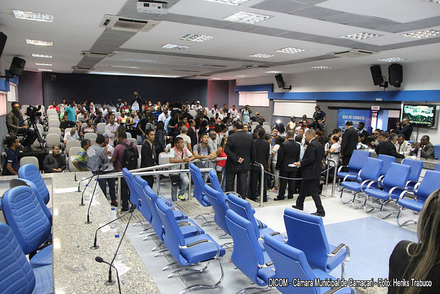Vereadores encerrarem a Sessão com a chegada de estudantes ao plenário