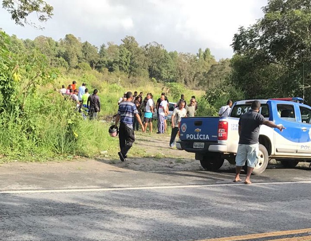 Carro foi encontrado em matagal na estrada (Foto: Divulgação/SSP)