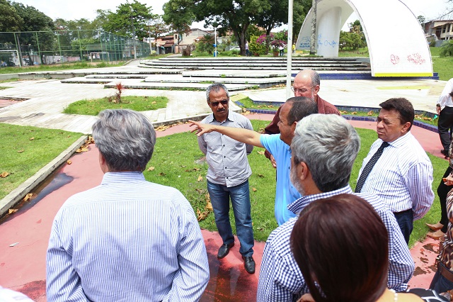 Prefeito e secretariado durante vistoria na praça da Noite, na Gleba A (Foto: Thiago Canuto)