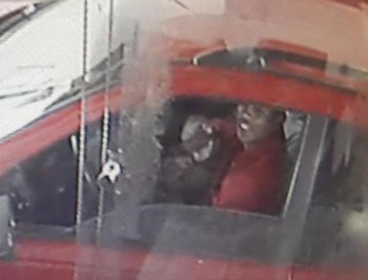 Assaltante flagrado por câmera de segurança foi identificado e detido (Foto: Reprodução l Divulgação)