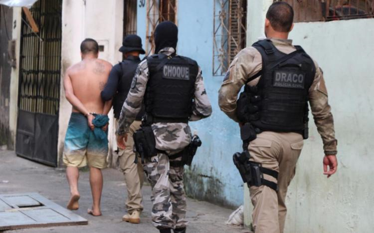Operação em localidades do bairro, que resultou em prisões, começou na madrugada (Foto: Alberto Maraux | Divulgação | SSP)